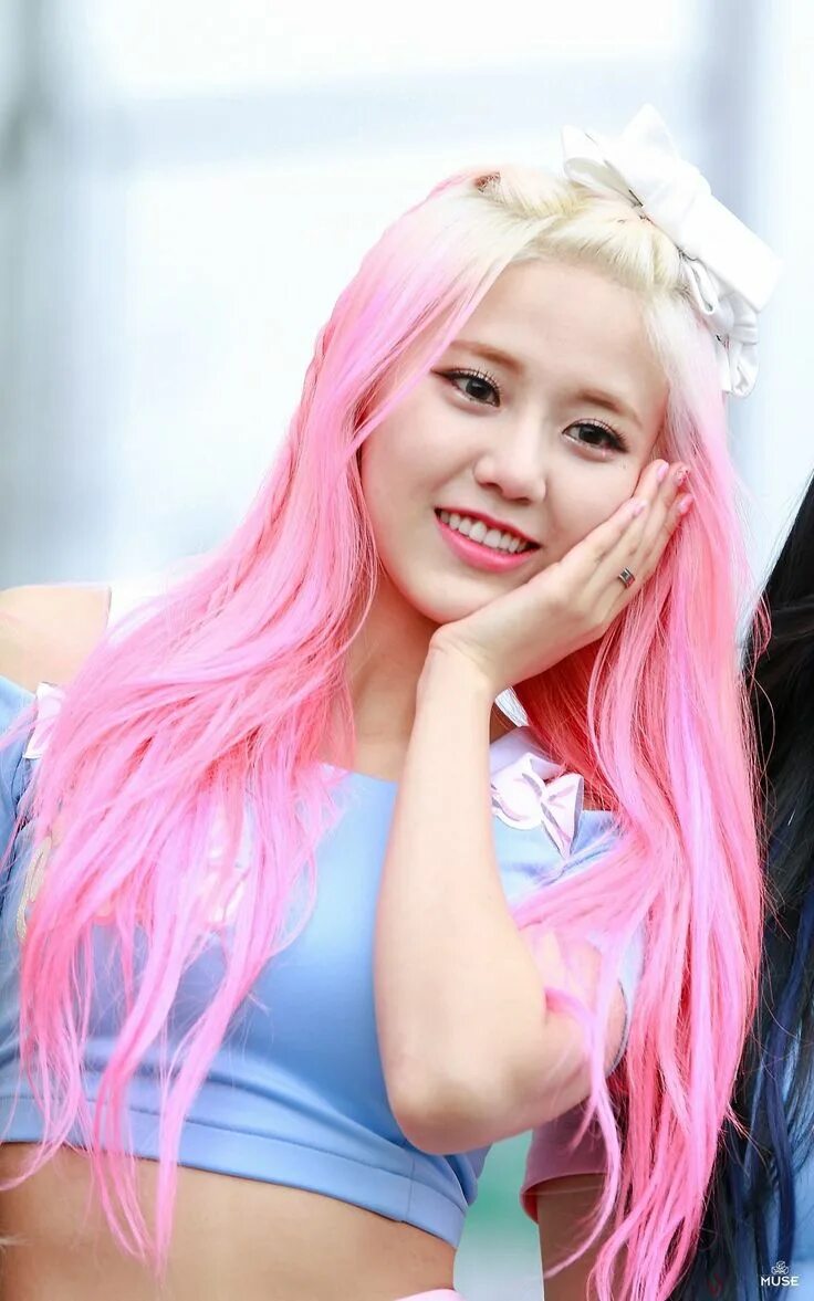 Цвет k pop. Aoa hyejeong pink hair. kpop pink. лана розовыми волосами айдол. айдолы с розовыми волосами девушки.