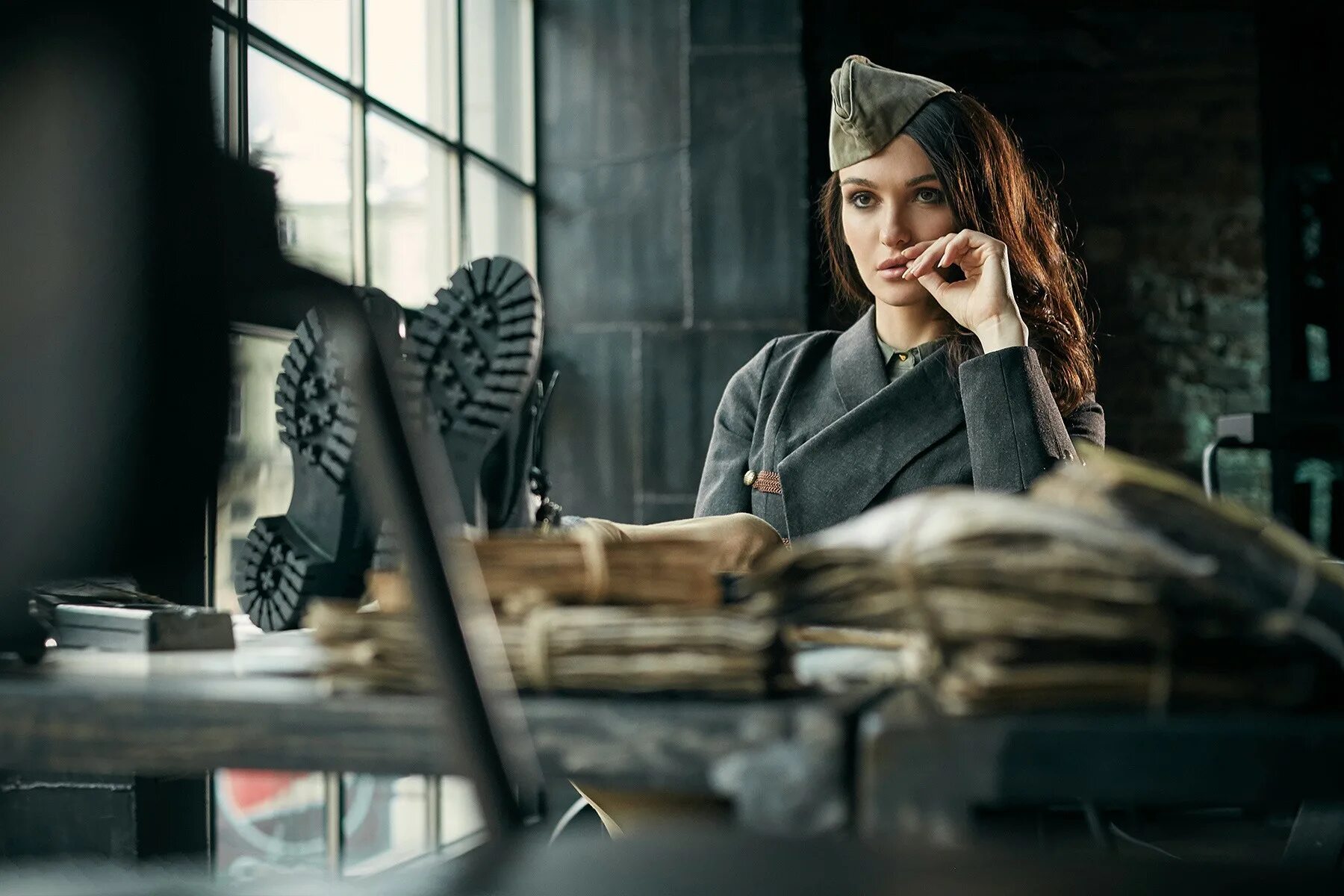 Девочка шпион. Девушка шпионка. Софи куксон кингсман. Девушка шпионка. Блондинка с пистолетом.