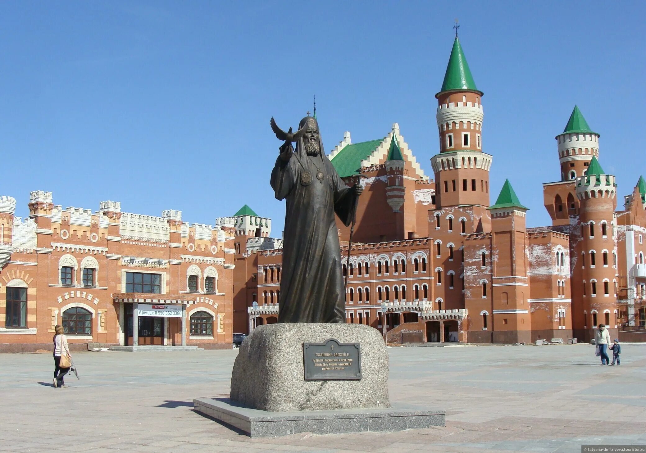 2 дня в йошкар оле. Йошкар-Ола Патриаршая площадь. Памятники в Йошкар Оле на Патриаршей площади. Марий Эл Патриаршая площадь. Достопримечательности Йошкар-Ола Патриаршая площадь.