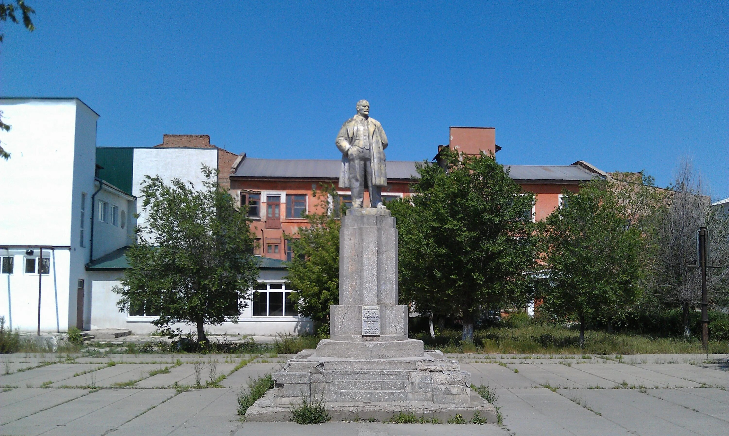 Орск чей город. Орск памятник Ленину. Кириллов памятник Орск. Памятники города Орска. Сад Малишевского города Орска.