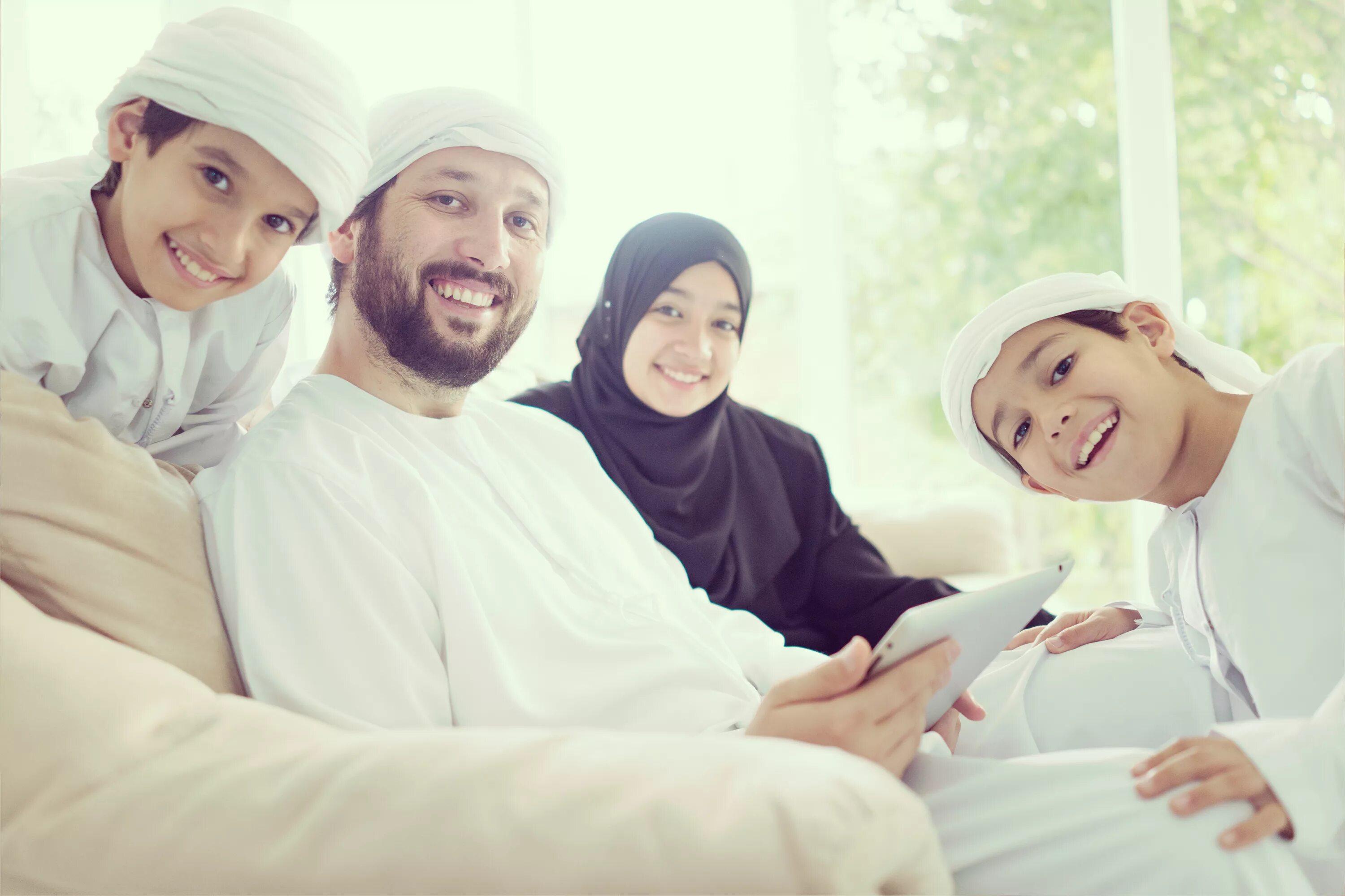 мусульманские жены. мусульманская семья. песчаная буря фильм 2016. мусульманские дети. арабские женщины и мужчины.