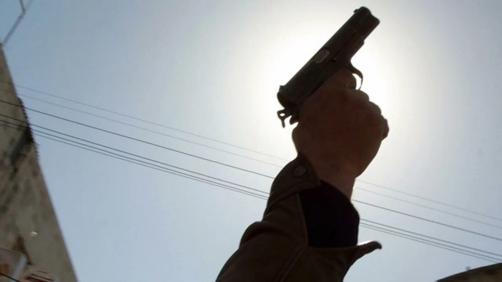 Выстрел в воздух. Дробовик стреляет. Стрельба с пистолета. Стрельба с пистолета. Стрельба вверх.