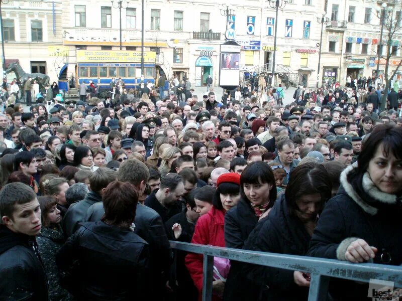 Очереди в 12 часов. Метро Василеостровская час пик. Василеостровская метро СПБ час пик. Метро Василеостровская давка. Час пик в метро.