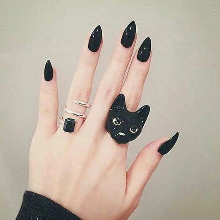 Короткие черные острые ногти. Маникюр кошачьи коготки. Маникюр когти короткие. Короткие острые ногти.