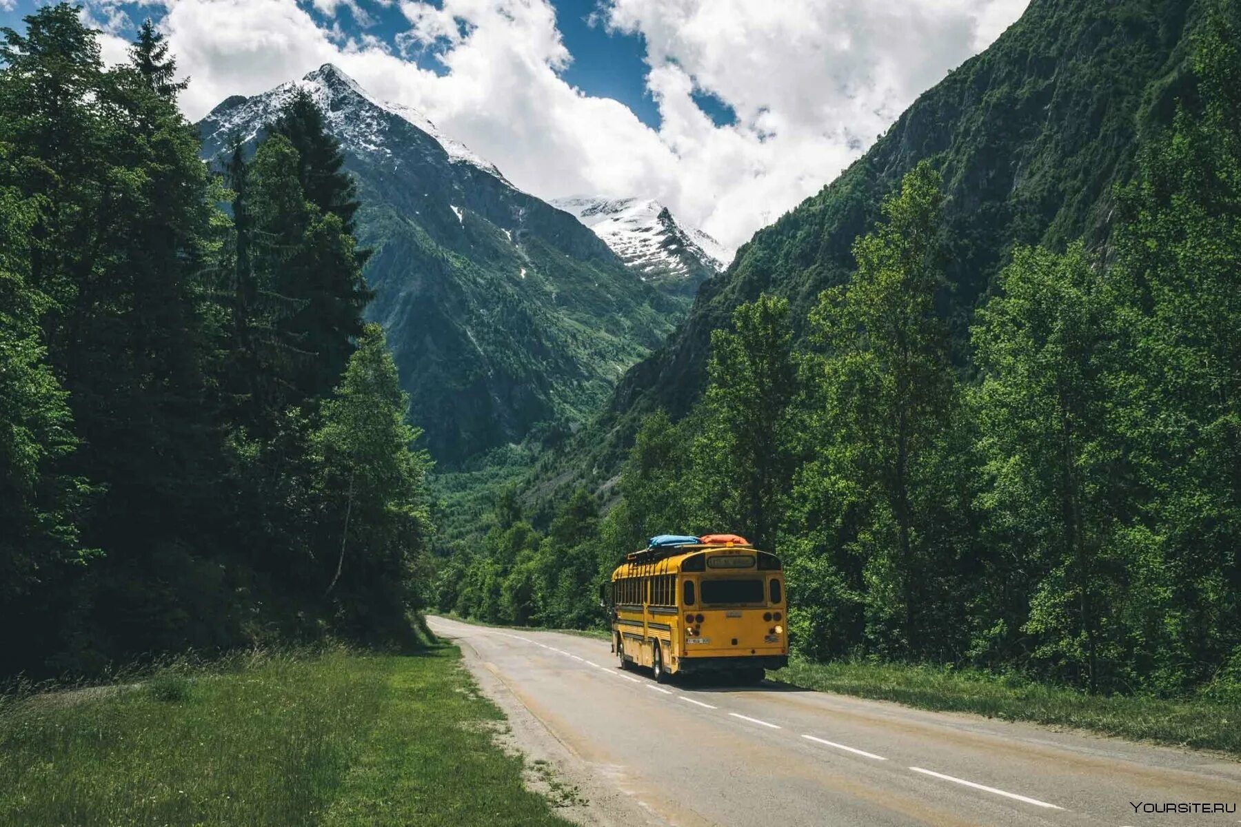 Автобус едет в горы. Автобус в горах. Автобус для путешествий. Автобус на дороге. Красивый автобус.