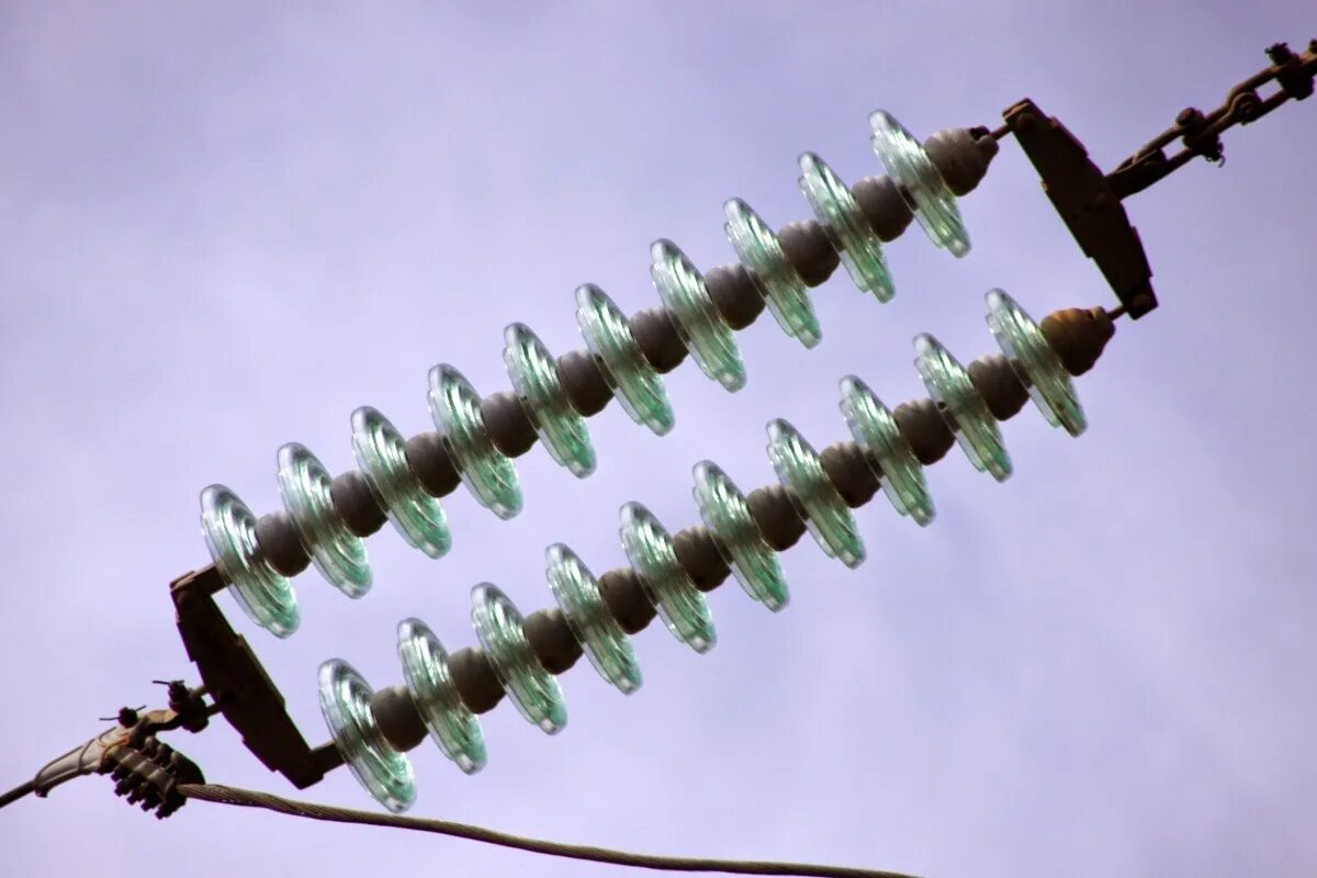 Натяжные и поддерживающие гирлянды изоляторов. Натяжные и поддерживающие гирлянды изоляторов. 16. Натяжная изолирующая подвеска вл-110 кв. Вл 110 кв подвес изоляторов.