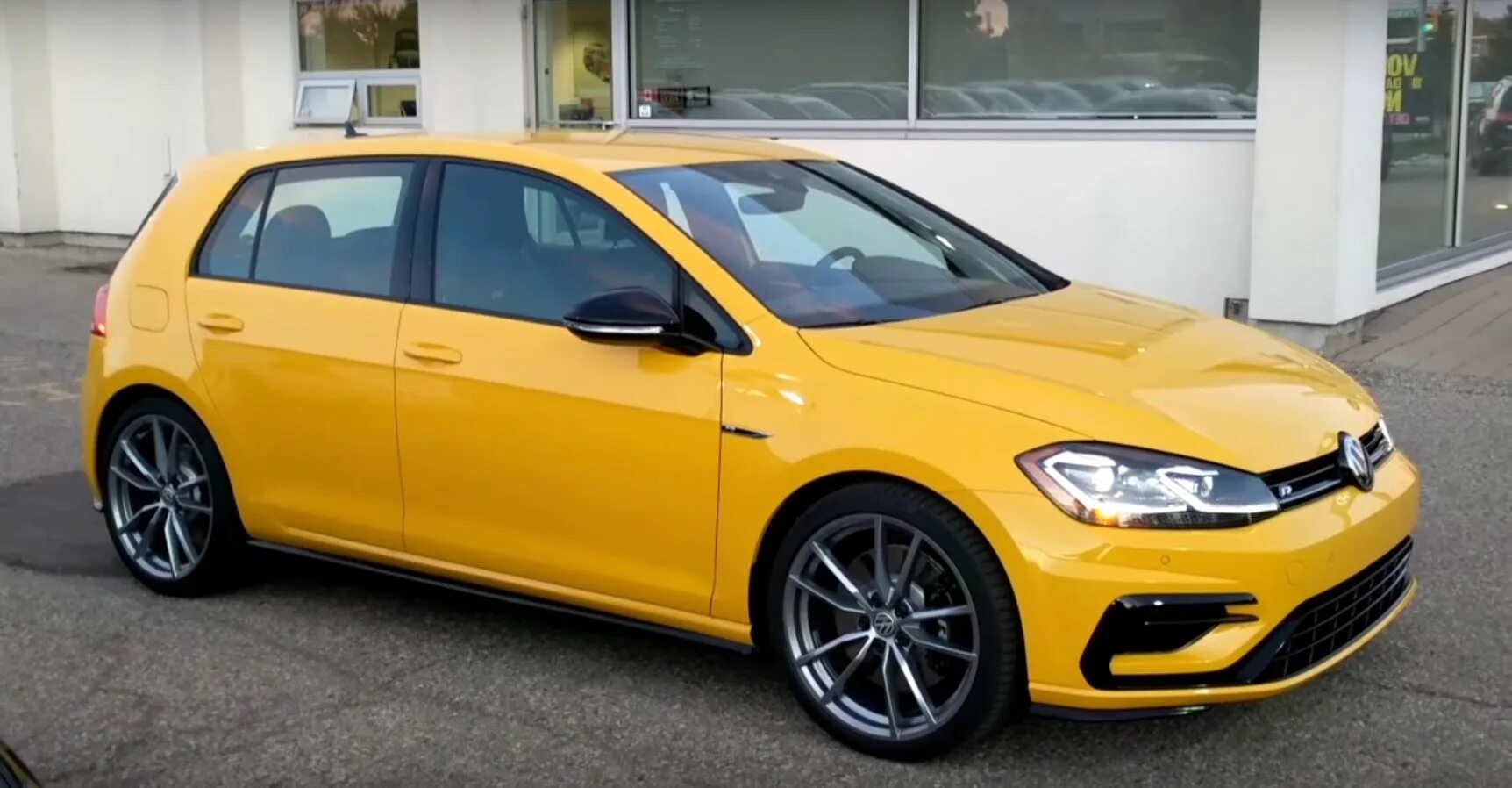 Гольф GTI 2019 желтый. Volkswagen Golf 6 GTI жёлтый. Volkswagen Golf r 2023 Yellow. Фольксваген гольф 7 желтый.