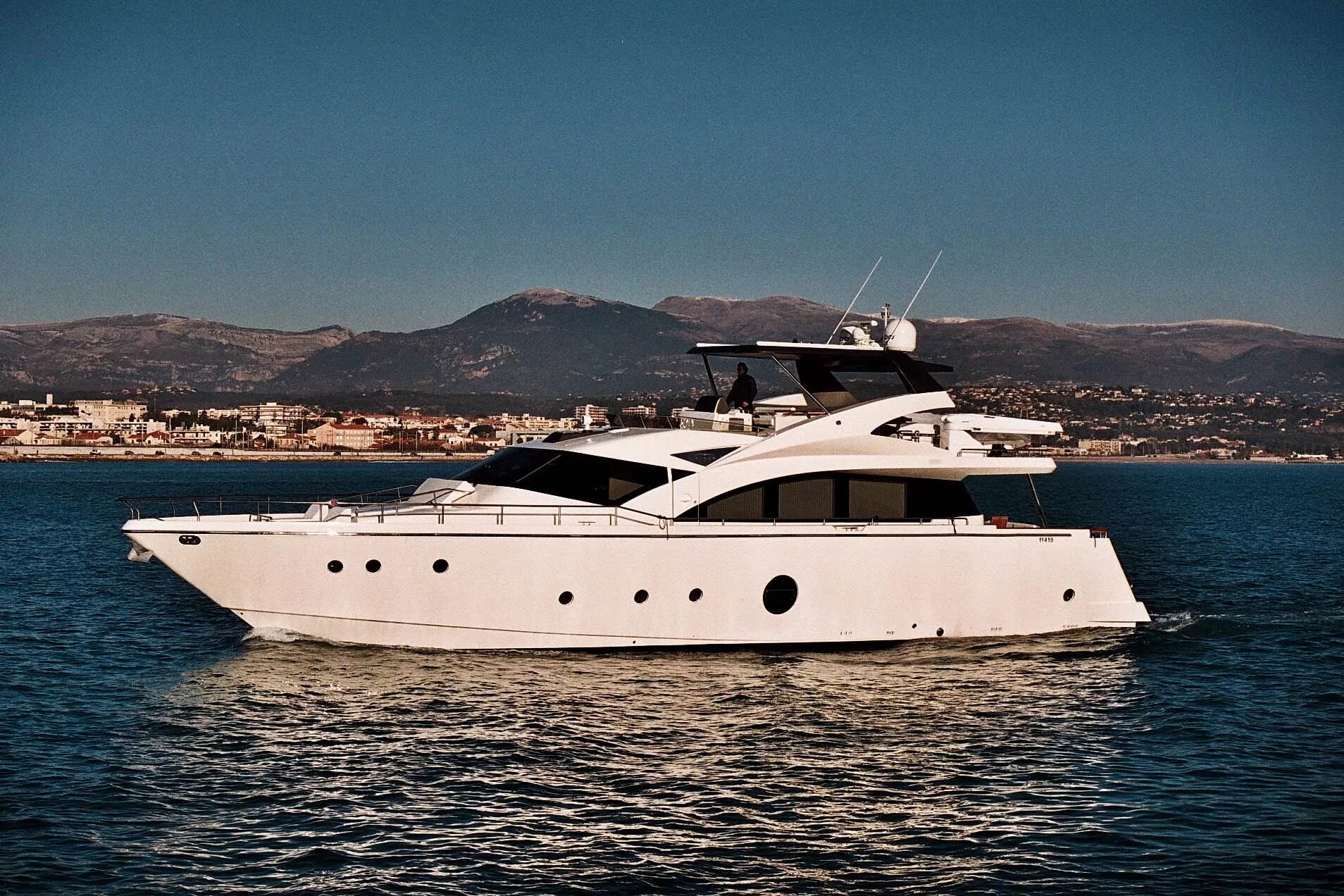 Прокат 75. Yacht Aicon 75. Яхта Люкс. Sunseeker Portofino 40. Длина яхты 22 метра.