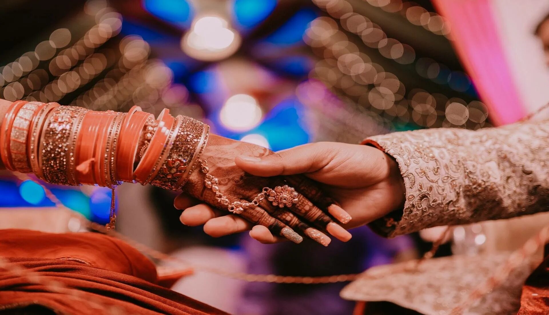 Этикет индии. Индийская свадьба. Индийское рукопожатие. Свадьба в Индии. Рукопожатие в Индии.