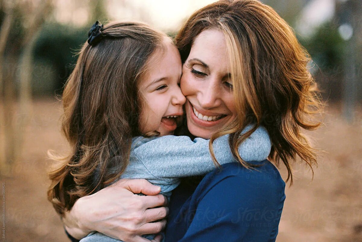 Mother daughter. Семья обнимается. Обнимаются втроем с ребенком. Single mother. Объятие родителей и дочери групповое.