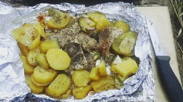Сколько жарить картошку в фольге на мангале. Картошка в фольге на углях. картофель в фольге на костре. картошка в фольге на мангале. мясо с картошкой в фольге на мангале.