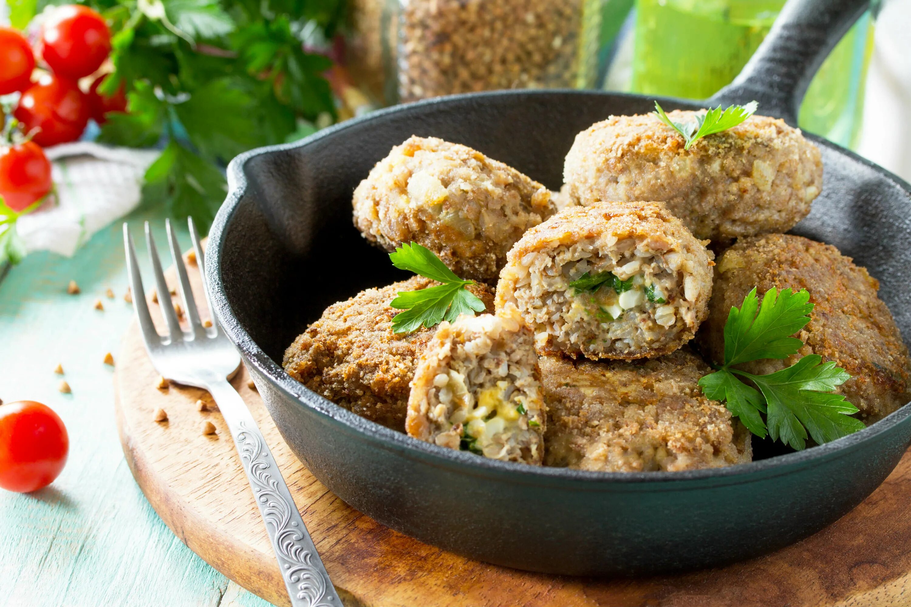 Быстро и вкусно из куриного фарша. Гречаники. Котлеты гречаники. Гречаники украинские. Гречанки котлеты.