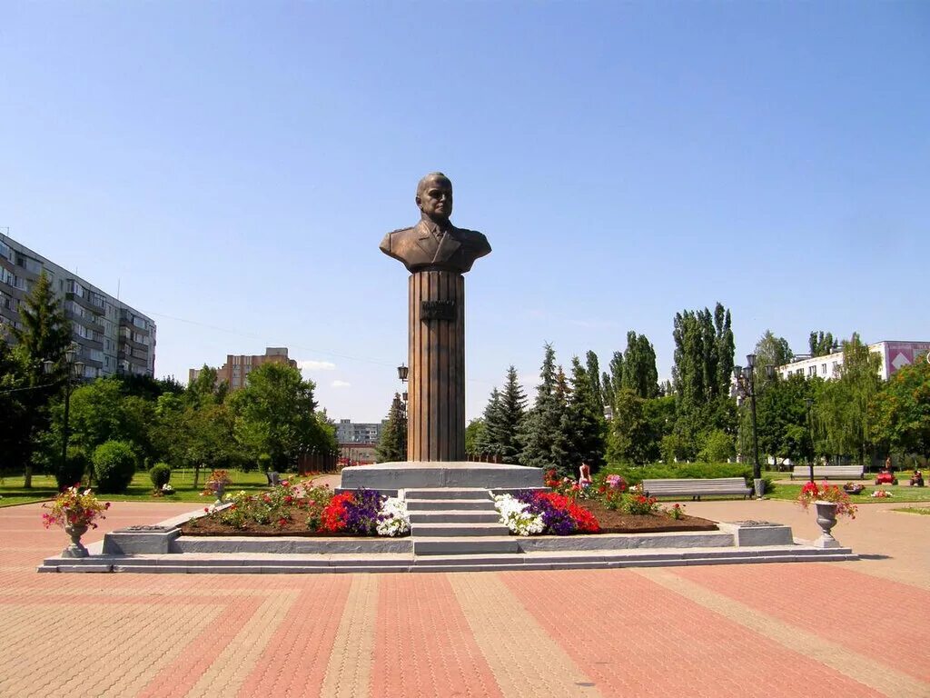 Россия белгородская область старый оскол. Площадь Победы памятник Жукову Оскол. Памятник Жукова старый Оскол. Памятник Жукову старый Оскол. Памятник Георгию Жукову старый Оскол.