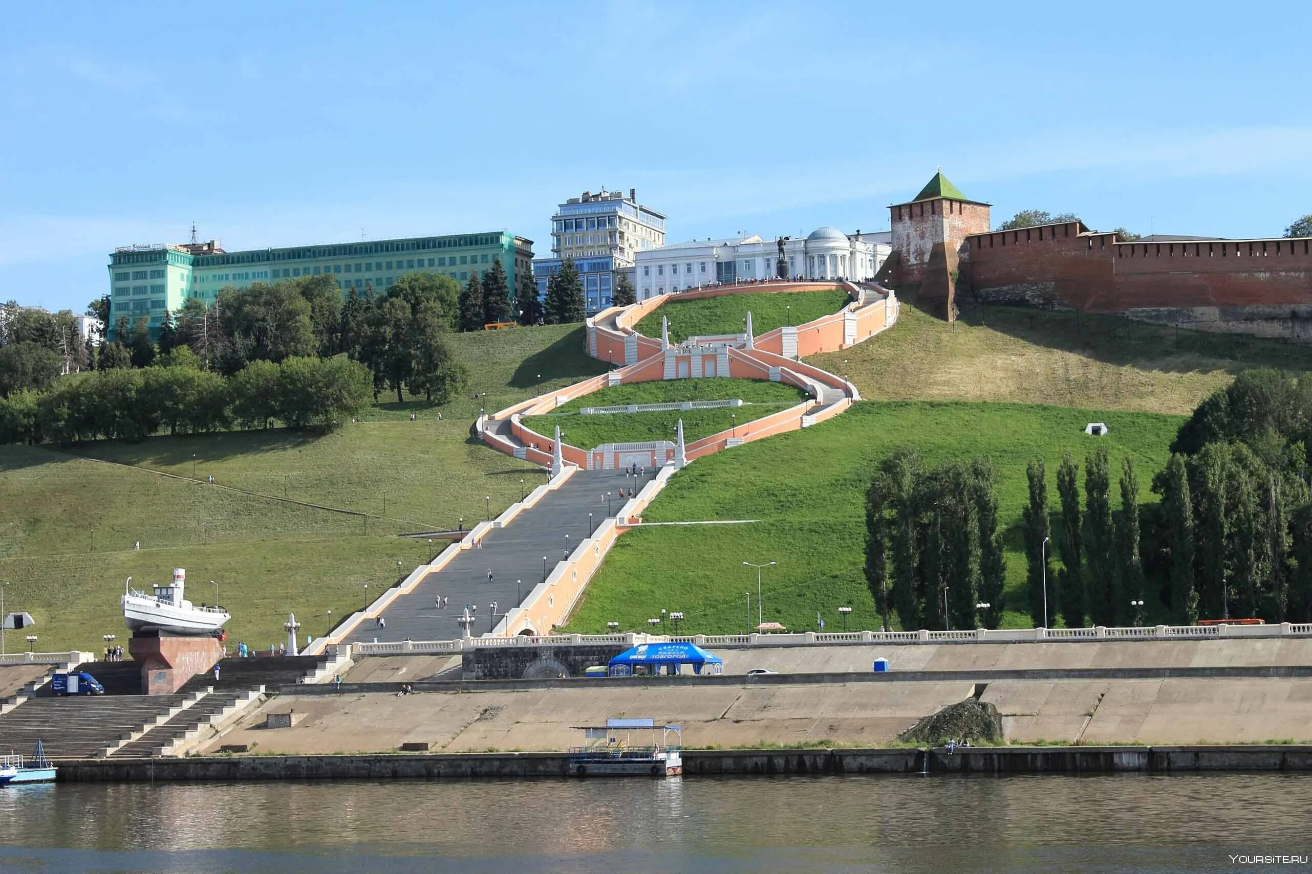 Чкаловская набережная нижний. Нижегородский Кремль Чкаловская лестница. Чкаловская лестница Нижний Новгород. Нижний Новгород Чкалов Чкаловская лестница памятник. Чкаловская лестница Нижний Новгород сверху.