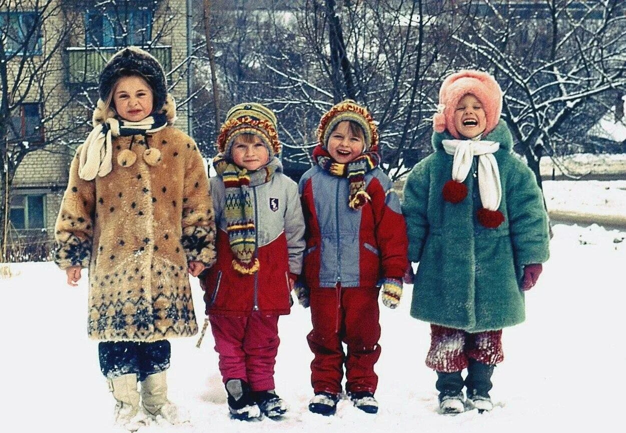 Зимняя одежда для детей. Детская зимняя одежда СССР. Зимняя одежда детей в 90 годы. Советские дети зимой одежда.