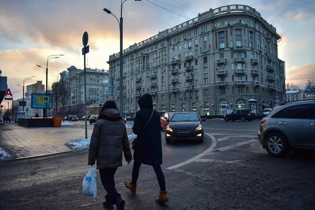 Городские улицы России. Улицы Москвы. Люди на улицах Москвы. Прохожие на улицах Москвы.