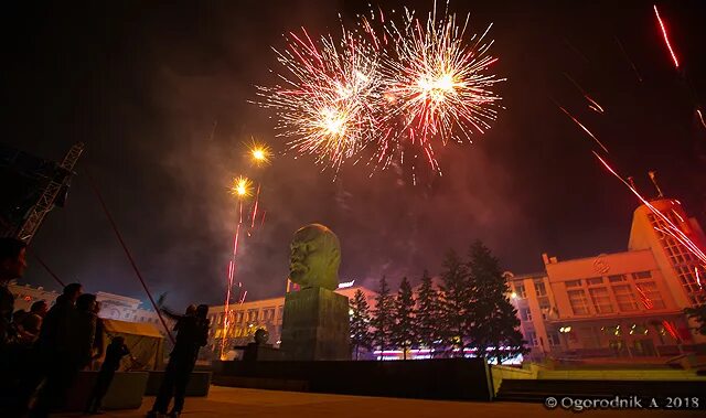 Улан-удэ зимой салют. Улан-удэ зимой салют. Салют в улан удэ на новый год 2022. Салют-улан-удэ улан-удэ. Салют улан-удэ.