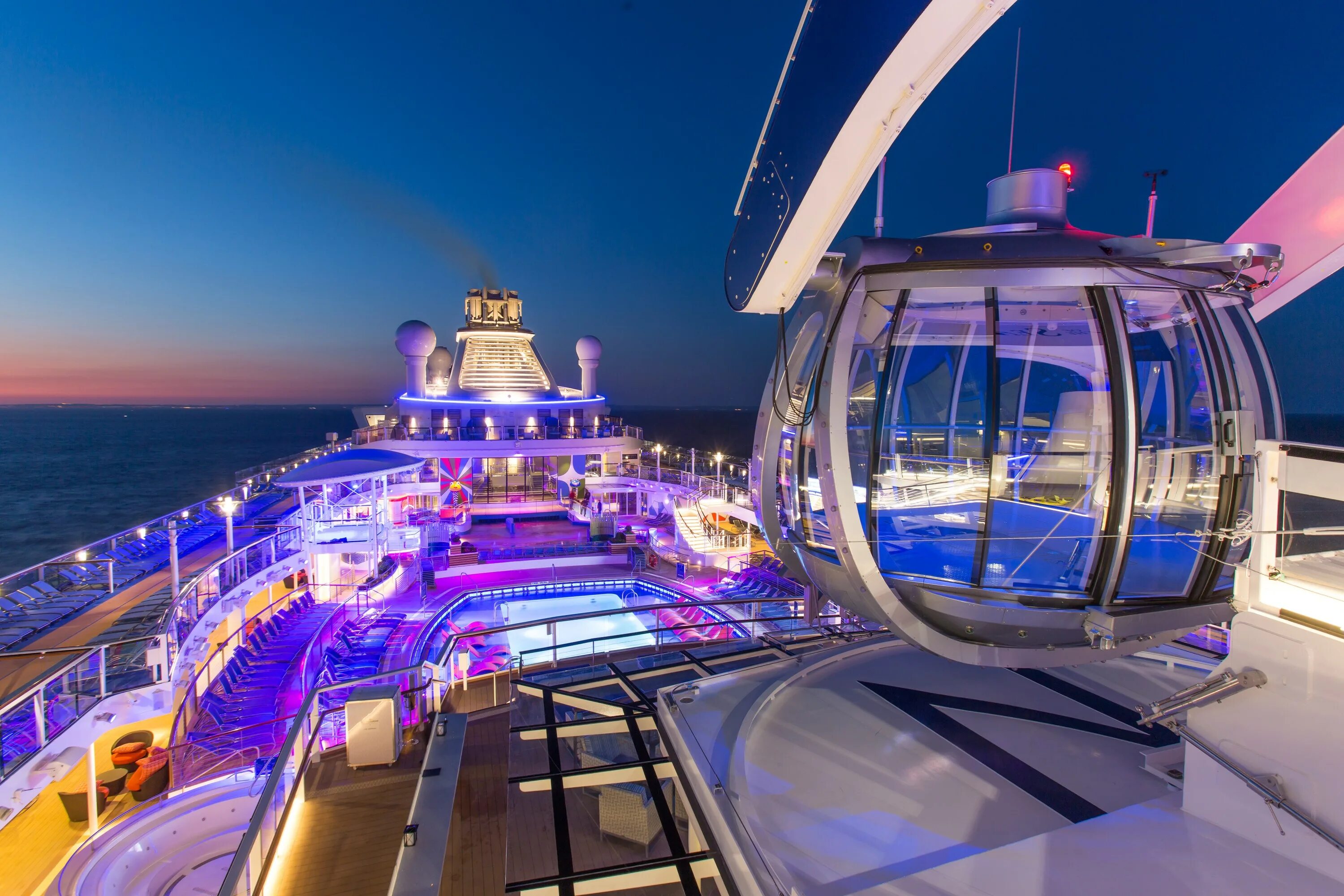Круиз royal caribbean. Роял карибиан лайнер. royal caribbean international лайнеры. роял карибиан круизы. роял карибиан судна круизные.