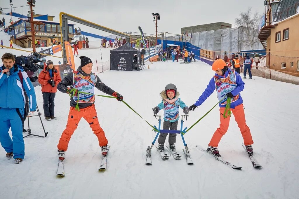 Поводок для ребенка для горных лыж. Горные лыжи для особенных детей. Дети с дцп на лыжах. Каток лыжи. Лыжи мечты для детей дцп.