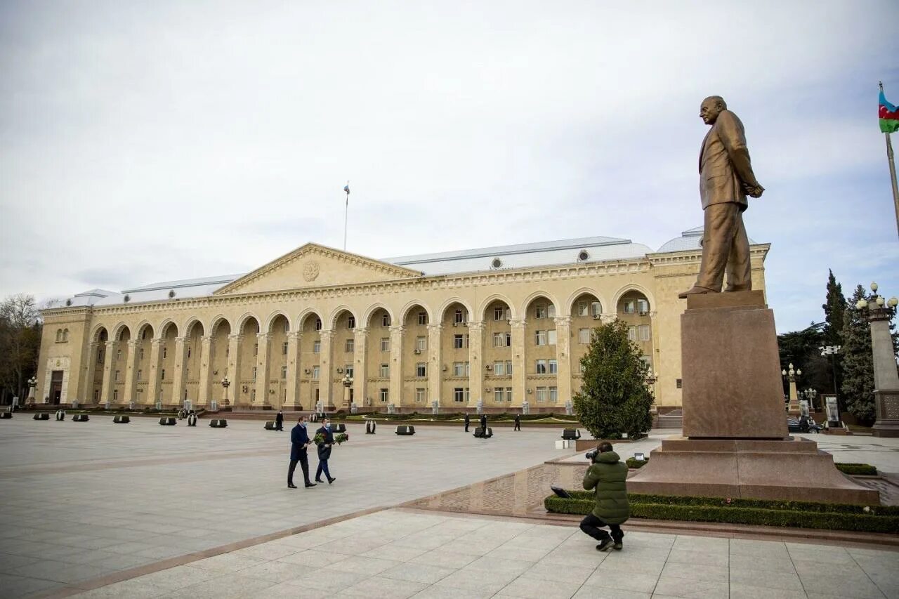 Гянджа парк гейдара алиева. Филармония гянджа. Время в гяндже. Гянджа город в азербайджане. Время в гяндже.