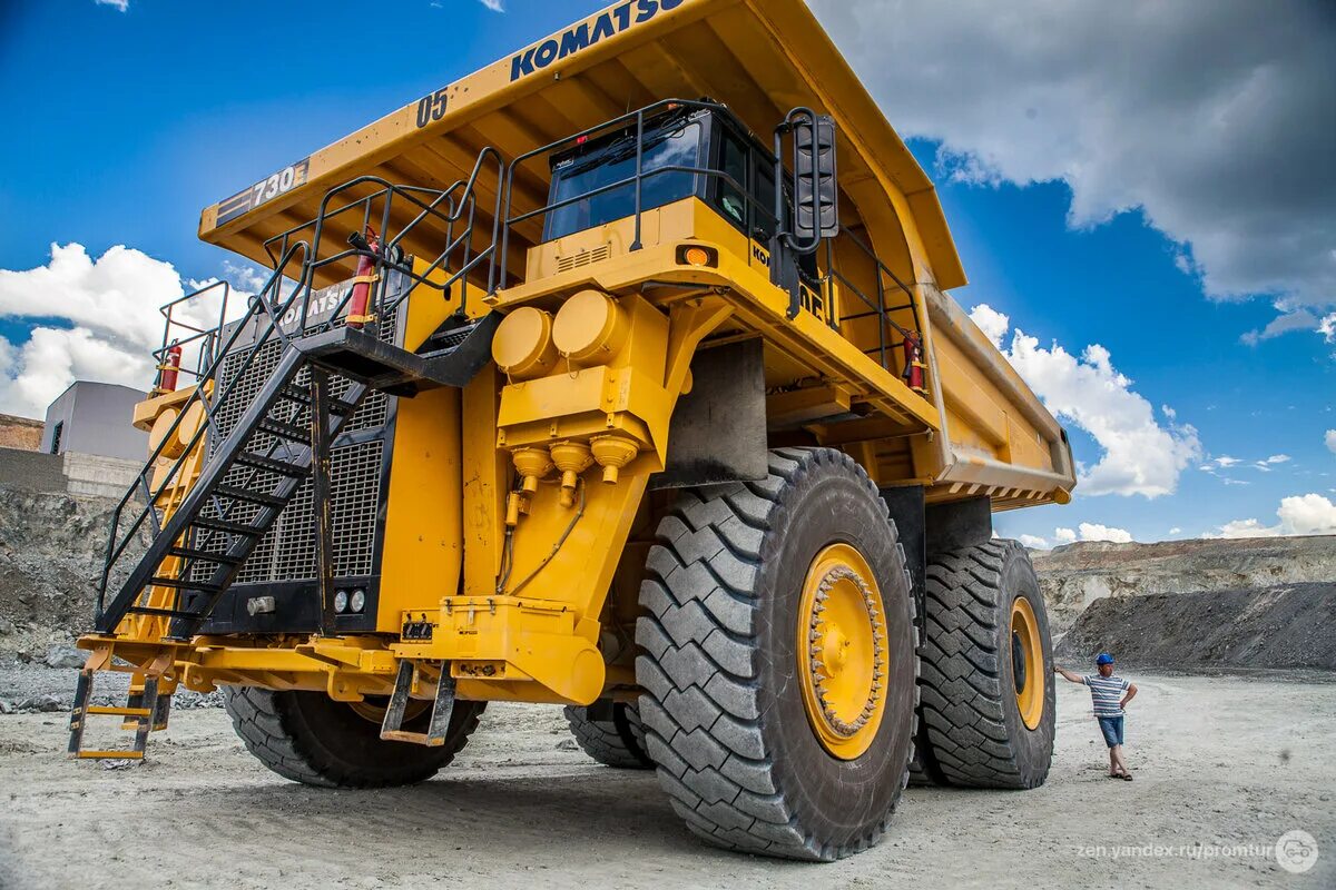 Komatsu hd405-6a. Komatsu 980e-4. Карьерный коматсу. Komatsu 980e-5. Коматсу карьерный самосвал.