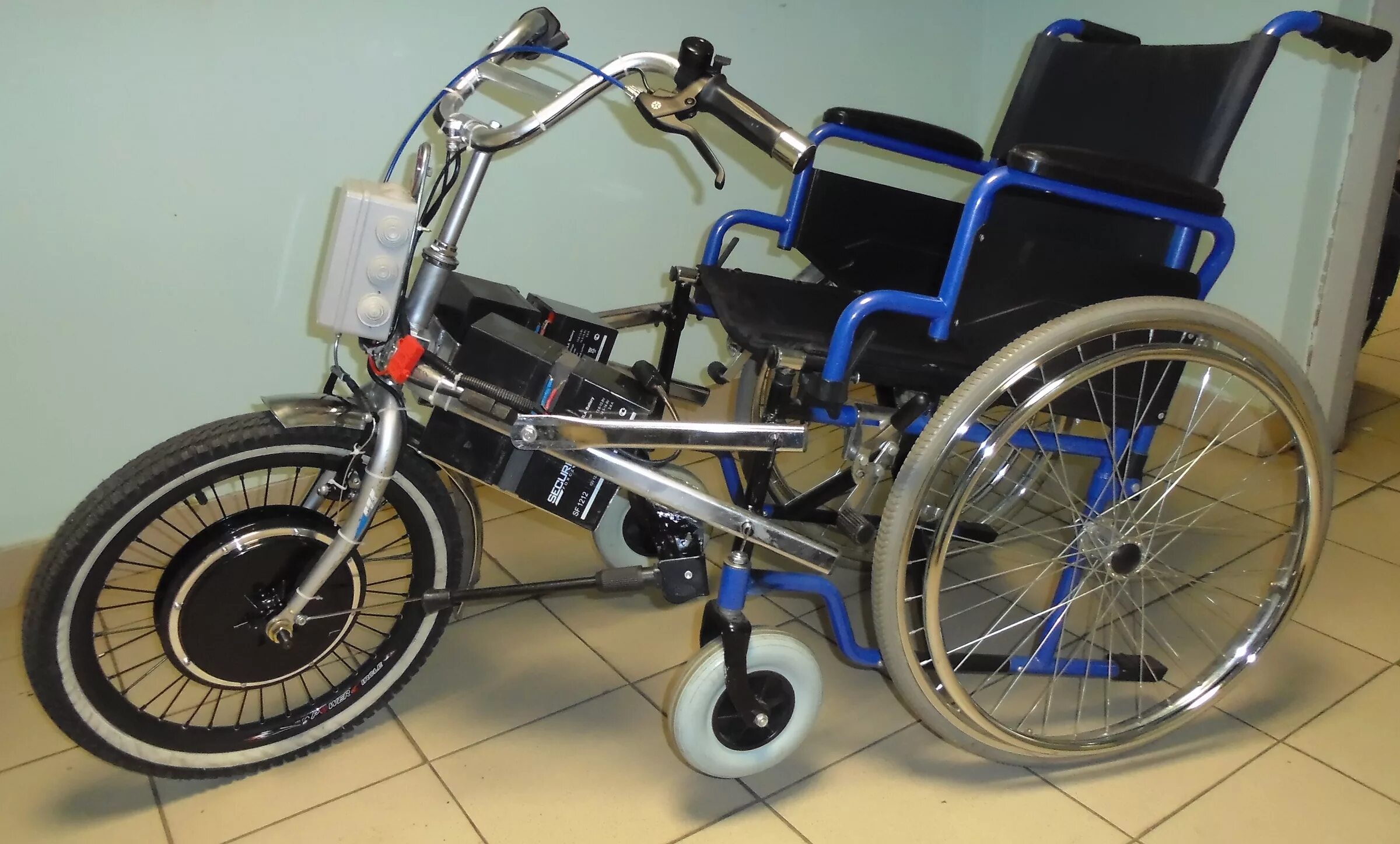 Где можно взять инвалидную коляску. Инвалидная электроколяска с рулем. Инвалидная электроколяска трицикл. Велоприставка мечта для инвалидной коляски. Инвалидная велоколяска ММВЗ.