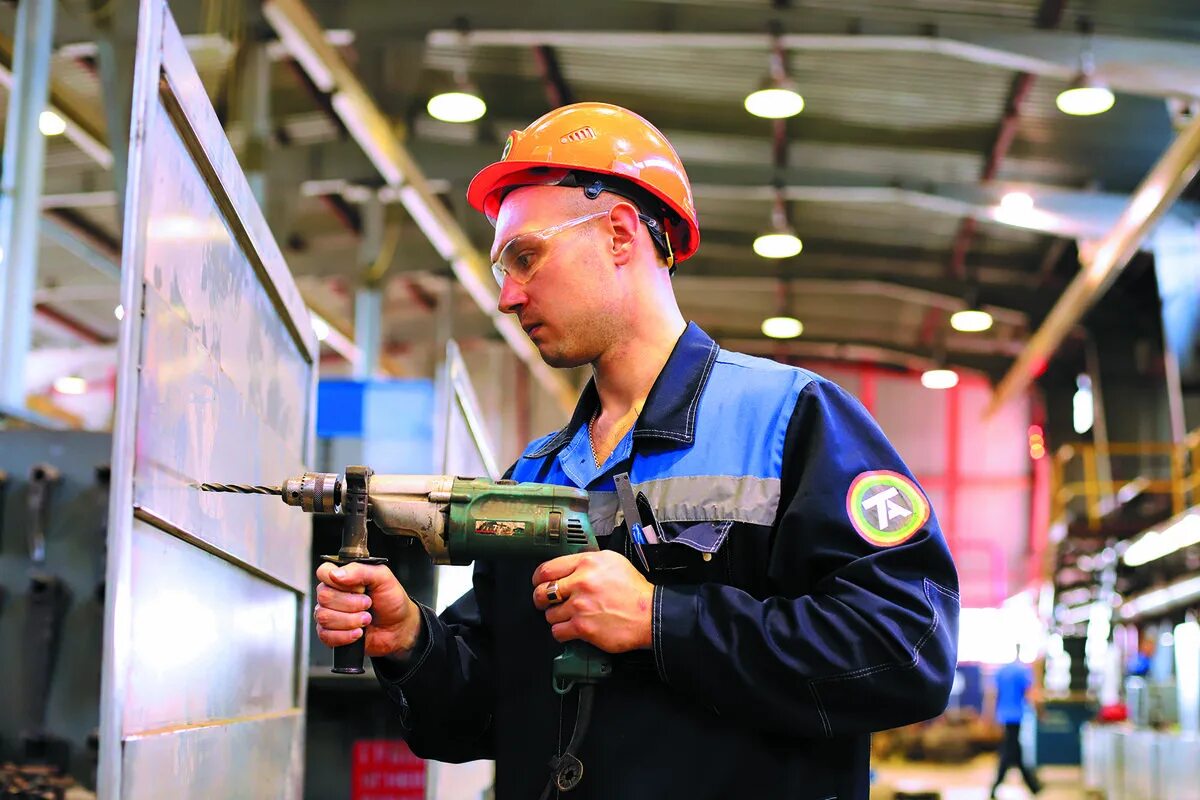 Главный слесарь. Профессия слесарь. Рабочий цех. Главный слесарь. Слесарь ремонтник.