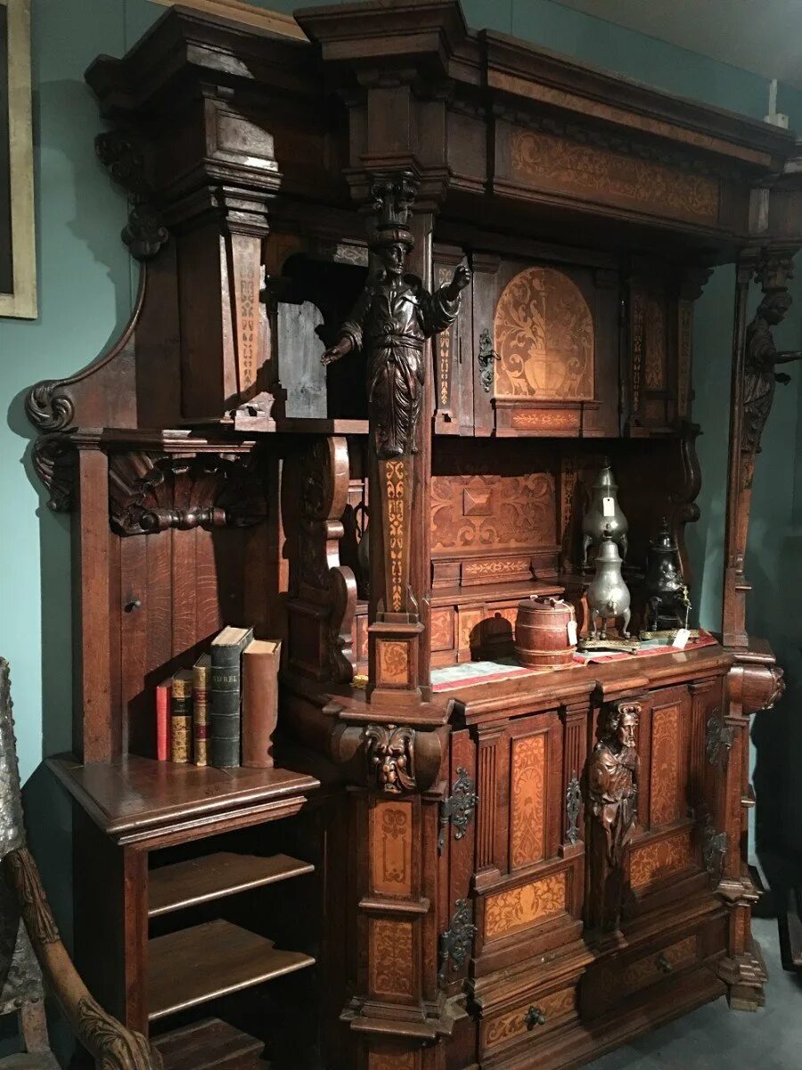Кабинет 18 века. Мебель в неоготическом стиле. Средневековая мебель. Антикварный кабинетный шкаф. Мебель в готическом стиле средневековья.
