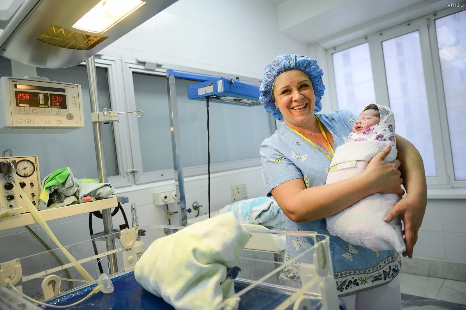 Роддом вакансии акушеров. Акушерка с новорожденным. Роддом вакансии акушеров. Роддом вакансии акушеров. Роддом вакансии акушеров.