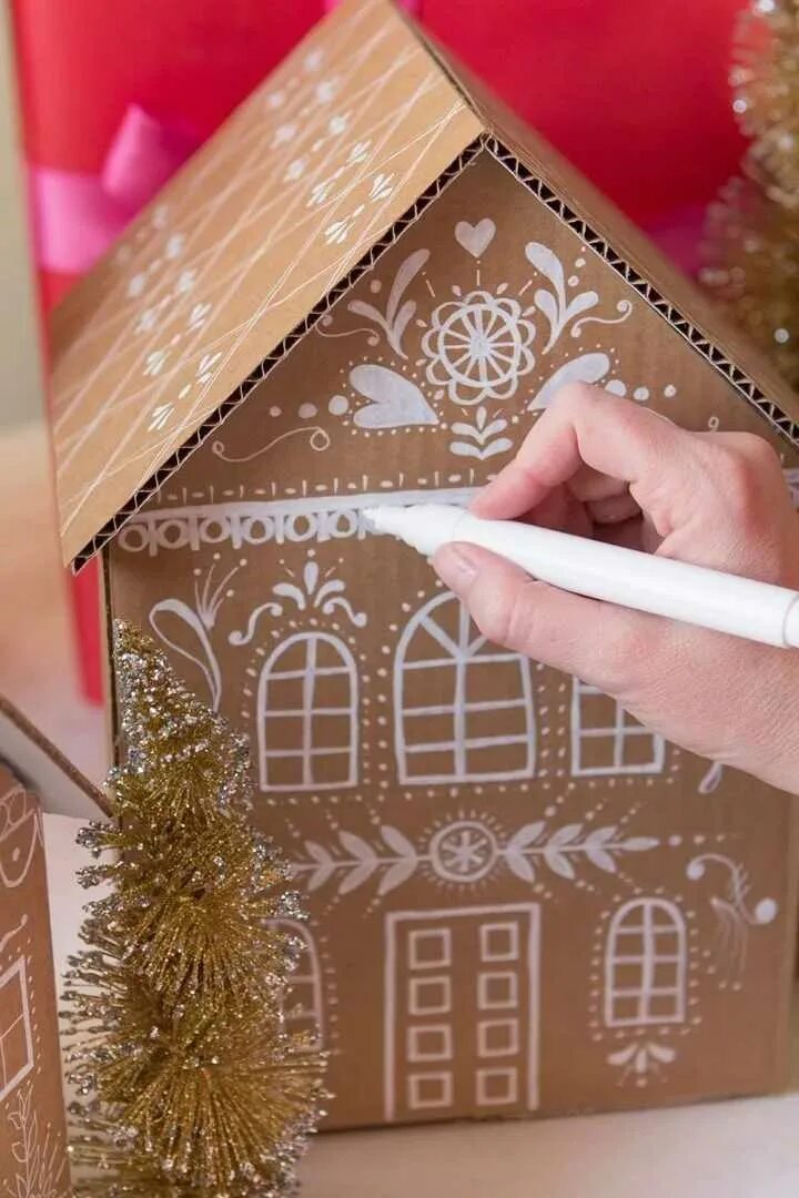 Домик из картона игрушка на елку. Картонные домики на новый год. новогодний домик из картона. новогодние домики из коробок. домики из гофрокартона на новый год.