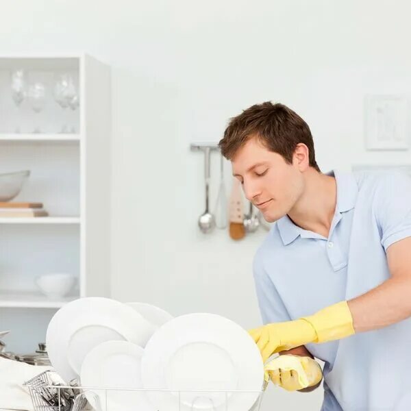 Мужчина моет посуду. Мужчина моющий посуду. Муж моет посуду. Мужчина моет тарелку.
