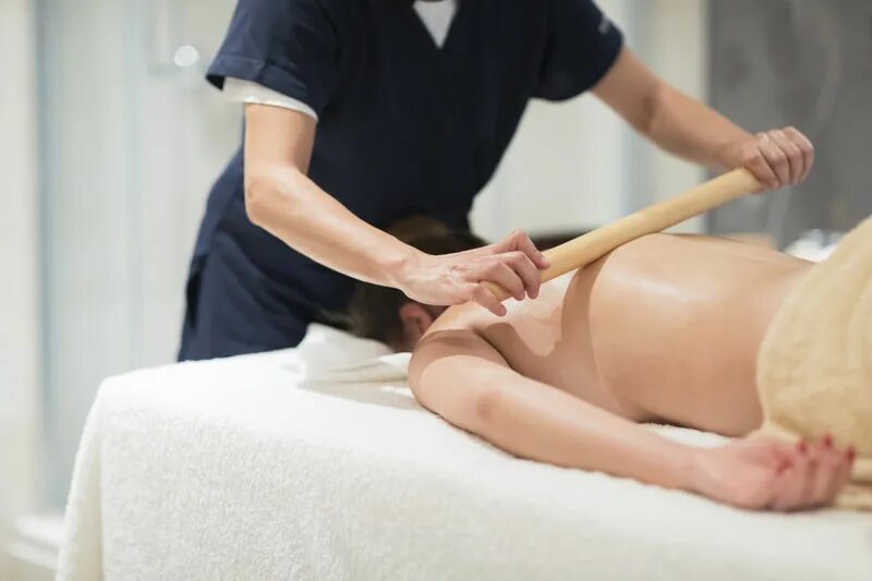 Used massage. Креольский массаж бамбуковыми палочками. Креольский массаж. Бамбуковые палки для массажа. Массаж с помощью палочки.