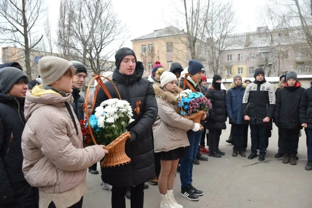 Открытие доски памяти. Открытие мемориальной доски. Мемориальная доска Петровск школа 3. Открытие мемориальной доски в школе. Школа Акшуат открытие мемориальной доски.