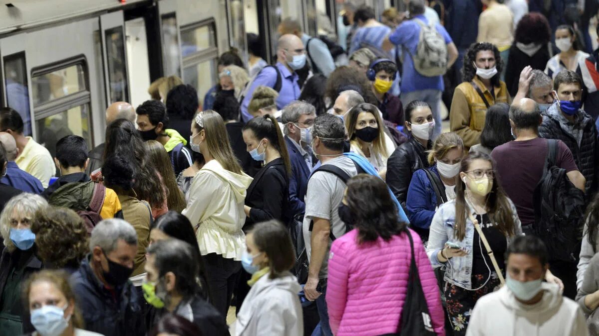 Много людей в метро. Люди в масках в метро. Толпа в метро. Толпа людей в метро. Люди в метро.