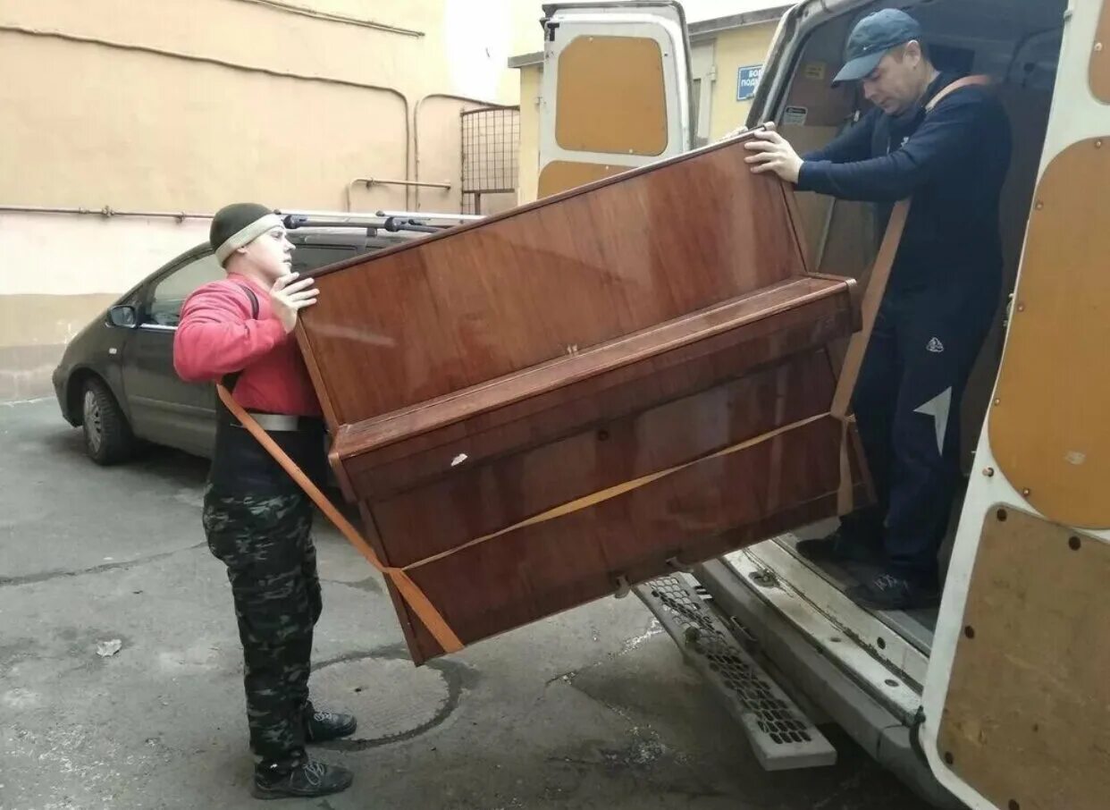 грузчики пианино. перевозка пианино. грузчики пианино. подъем пианино. грузчики рояль.