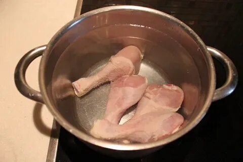 Куриные голени в кастрюле