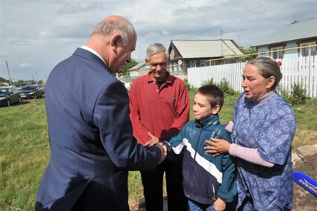 Хворостянский район Самарской области. Глава Хворостянского района Самарской области. Беженцы в Безенчуке Самарской области. Меркушкин и семья.