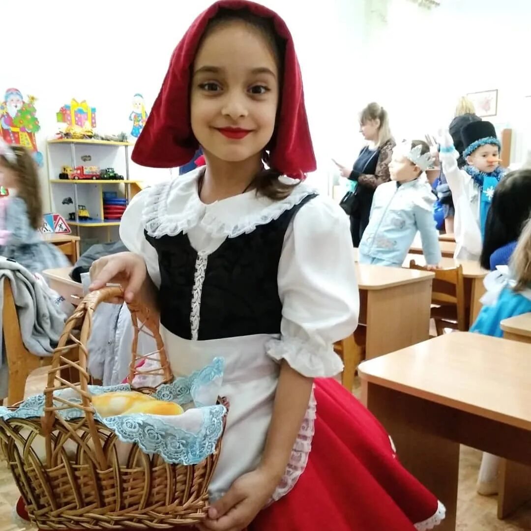 Как сделать красную шапочку своими руками. Костюм красной шапочки для девочки. костюм красной шапочки своими руками. чепчик красной шапочки. костюм красной шапочки для девочки своими руками.