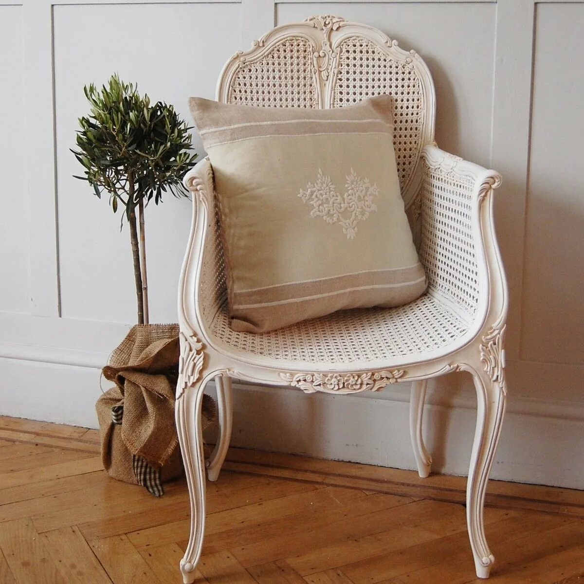 Стул прованс купить. Кресло French Provence Armchair. Кресло в стиле шебби Шик. Стулья в стиле Прованс. Стул кресло в стиле Прованс.