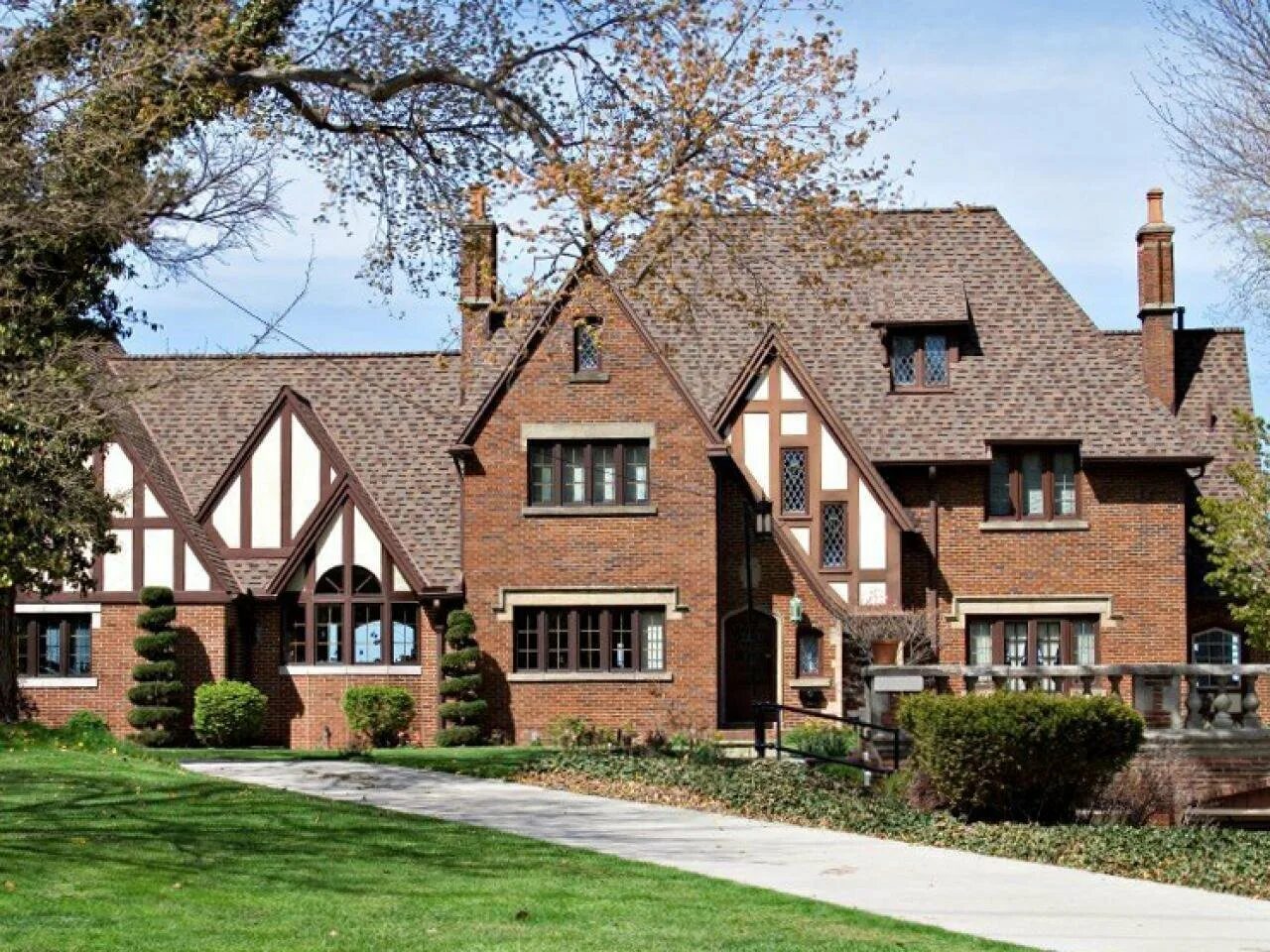 Стиль Тюдор (Tudor Revival Cottage). Особняк Тюдоров в Англии. БРИК Хаус Англия. Тюдоровский стиль домов в Англии. Английский дом видео