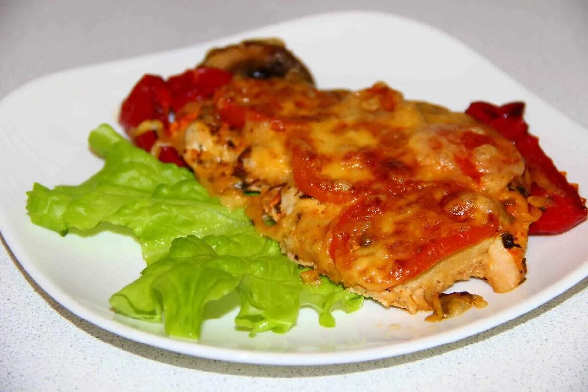 Куриные отбивные с помидорами. Отбивная куриная грудка с помидорами и сыром. филе тилапии запеченное. отбивная с помидорами сыром грибами. куриное филе с помидорами и сыром.