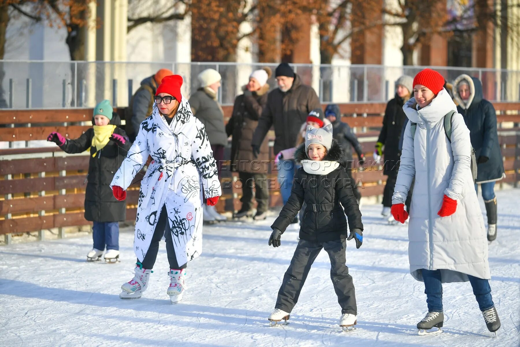 Покататься на коньках в Москве. Покататься на коньках в Москве сейчас. Катание на коньках ВДНХ. Зима катание на коньках.