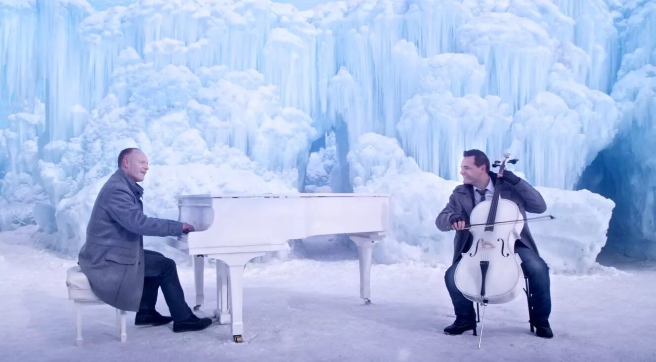Музыка на зимнюю тему. The Piano guys Холодное сердце. Рояль в снегу. Музыкант в снегу. Музыканты зимой.