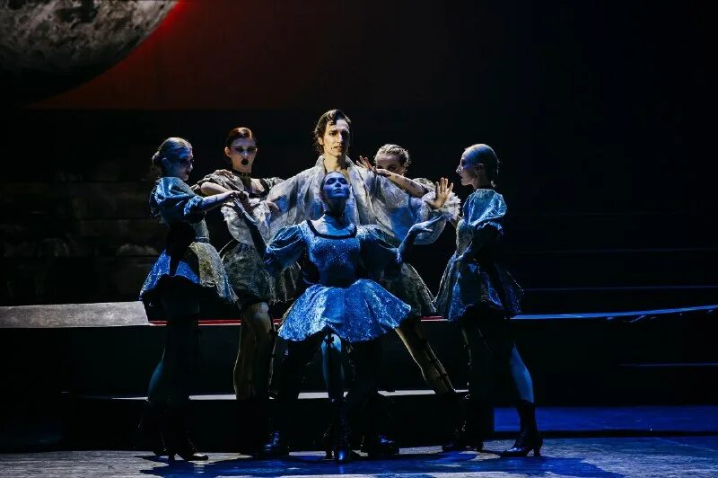 показ спектакля. музыкальный театр имени фёдора ивановича шаляпина (мюзик-холл). зеркало шаляпина театр. театр шаляпина. театр шаляпина.