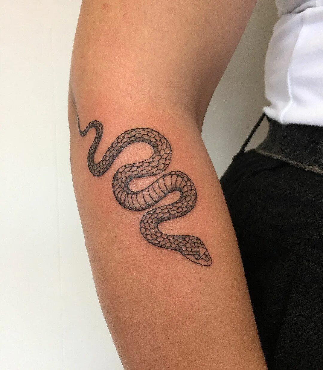 Татуировки змеи для девушек. Тату змея. Тату змея на руке. Тату ь змея. Тату змеи на руке женские.