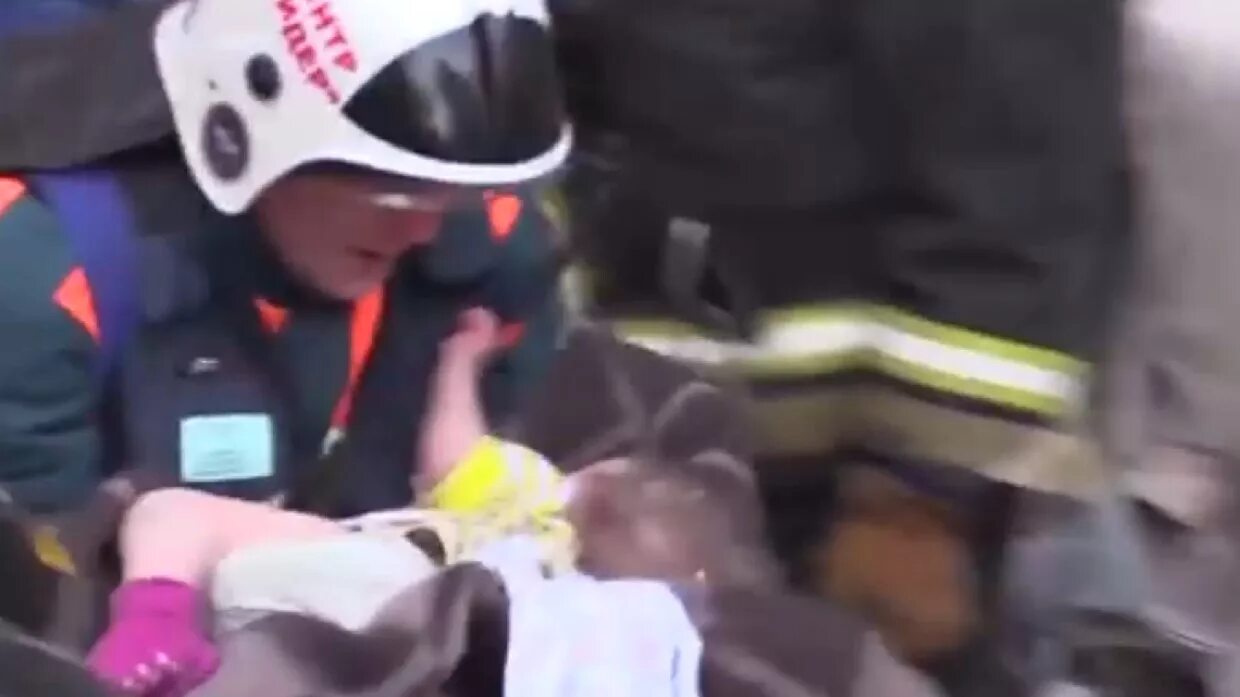 Ваня из под завалов в магнитогорске. Мальчик под завалами в магнитогорске. Российские спасатели в турции. Магнитогорск трагедия ребенок под завалами. Ваня из под завалов в магнитогорске.