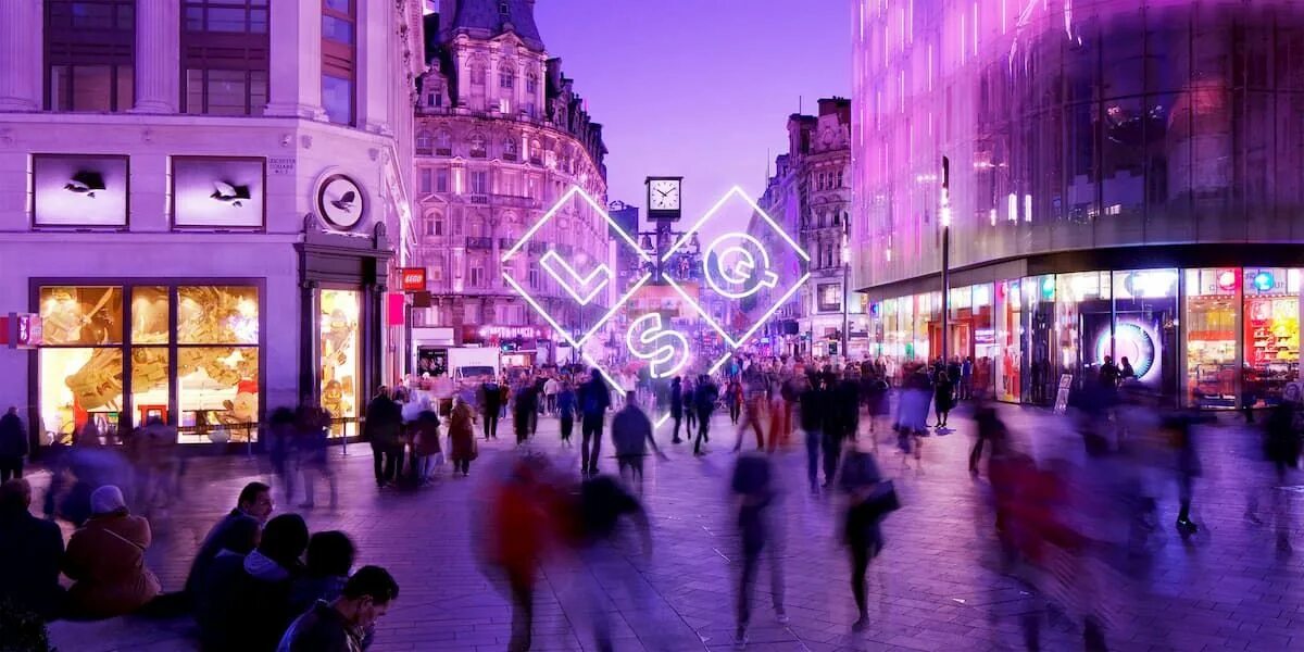 There are shops in london. Лестер-сквер. Лестерская площадь в Лондоне. Лестер Сквеа в Лондоне. Площадь Лестера.