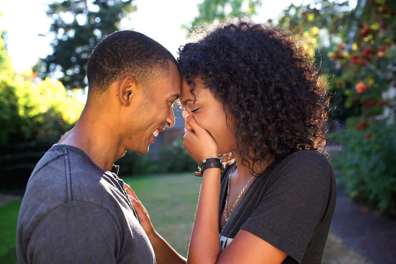 Beso negro. Чернокожие пары. Пара афроамериканцев. Темнокожая пара. Афроамериканцы любовь.