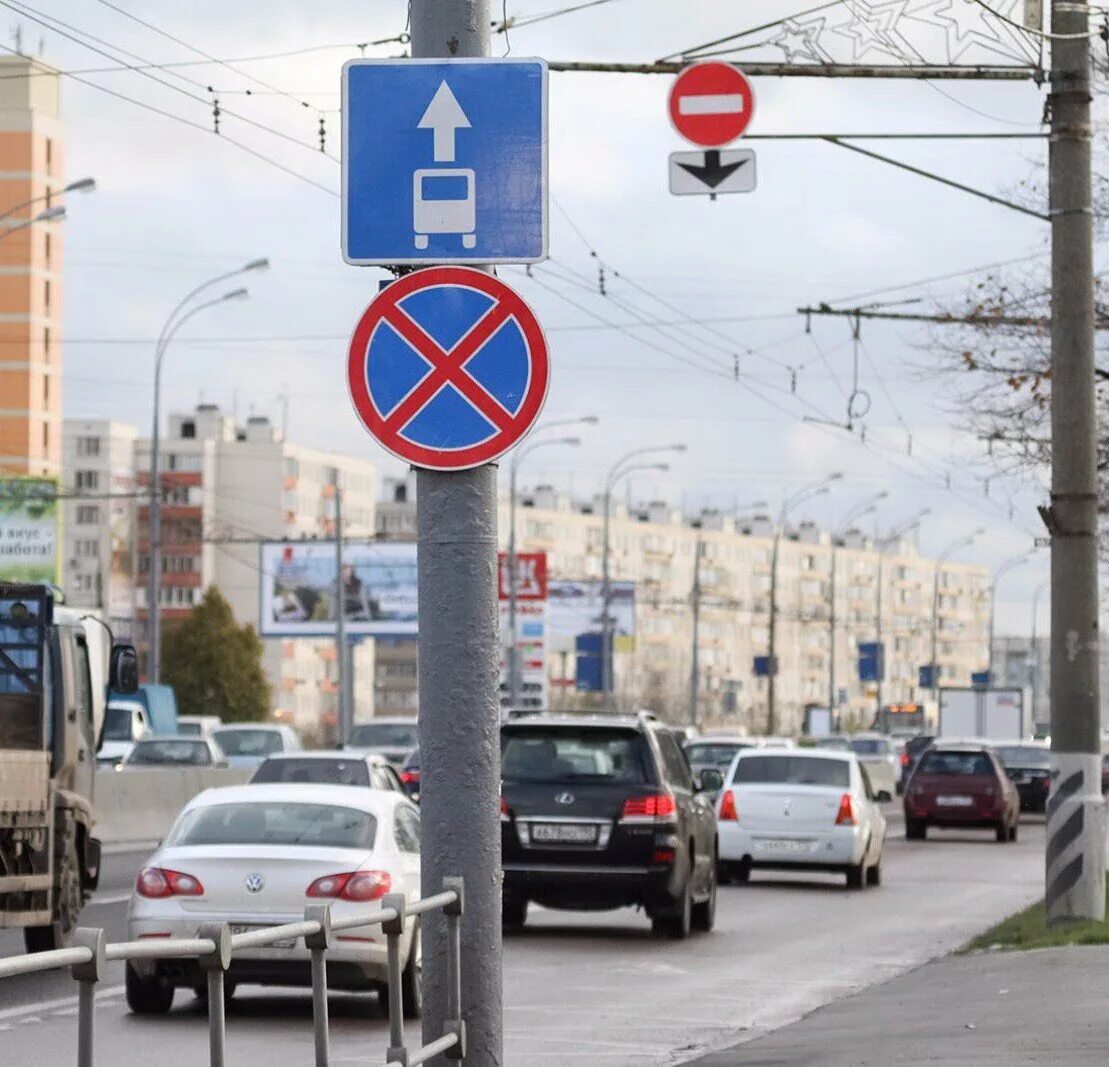 Заехал под кирпич какой штраф. Проезд под кирпич. выделенная полоса с кирпичом.