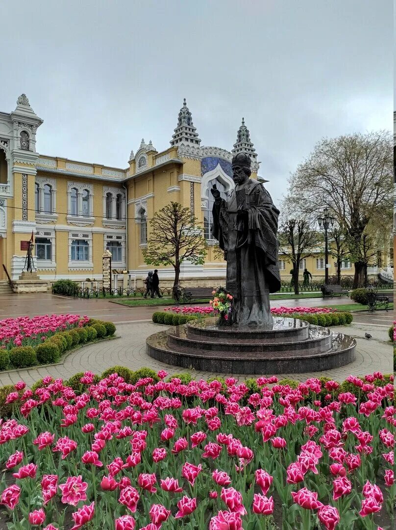 Май Курортный бульвар Кисловодск. Курортный бульвар Кисловодск. Кисловодск 2022. Кисловодск Курортный бульвар зеленые фигуры.